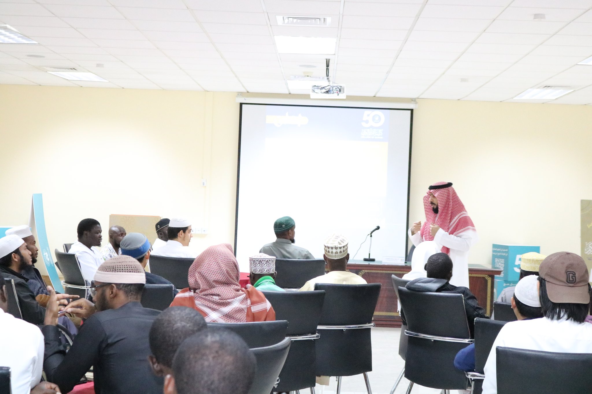 تنفيذ لقاء توعوي لطلاب كلية القرآن الكريم بالتعاون مع وحدة التوعية الفكرية يوم الأحد 18-جمادى الأولى-1447